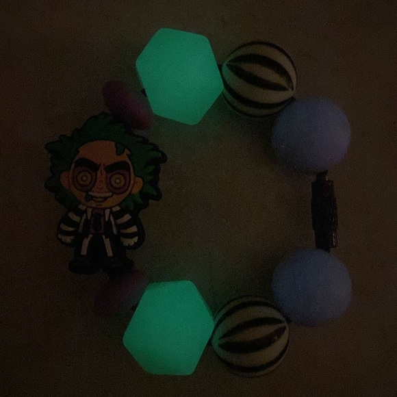 Glow-In the Dark BeetleJuice Tumbler Handle Charm - Picture 4 of 8